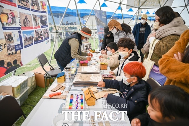 고성군 오는 3월까지 독수리생태체험관에서 독수리 생태관광 체험프로그램을 운영한다./고성군 제공