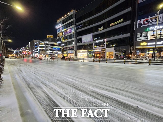 지난해 12월 7일 오후 전북 전주시 만성동의 한 도로가 빙판으로 변했다. /전주=이경민 기자