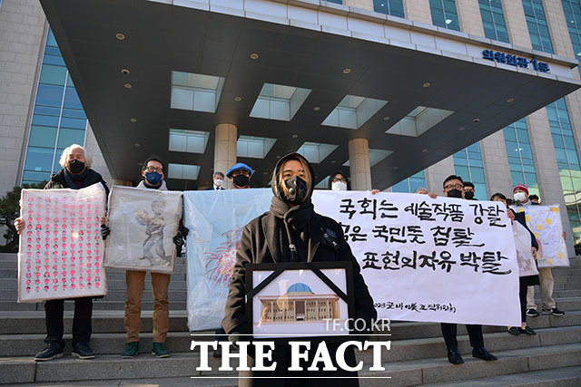굿바이전 인 서울 참여 작가들이 10일 서울 여의도 국회 의원회관에서 기습·철거된 전시 작품들을 옮기고 있다. /국회=남윤호 기자