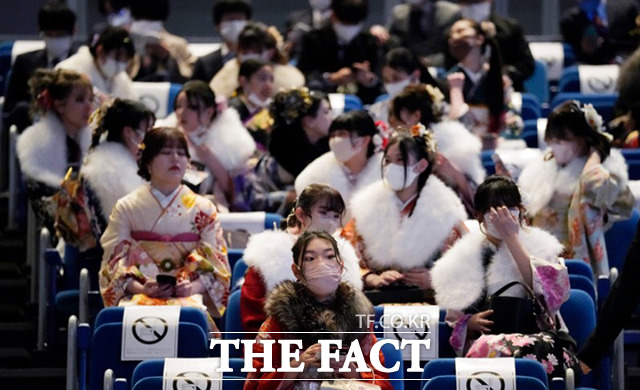 9일(현지시간) 일본 요코하마에서 만 20세가 된 것을 축하하는 성년의 날 행사가 열린 가운데 기모노를 입은 여성들이 행사에 참여하고 있다. /요코하마=AP.뉴시스
