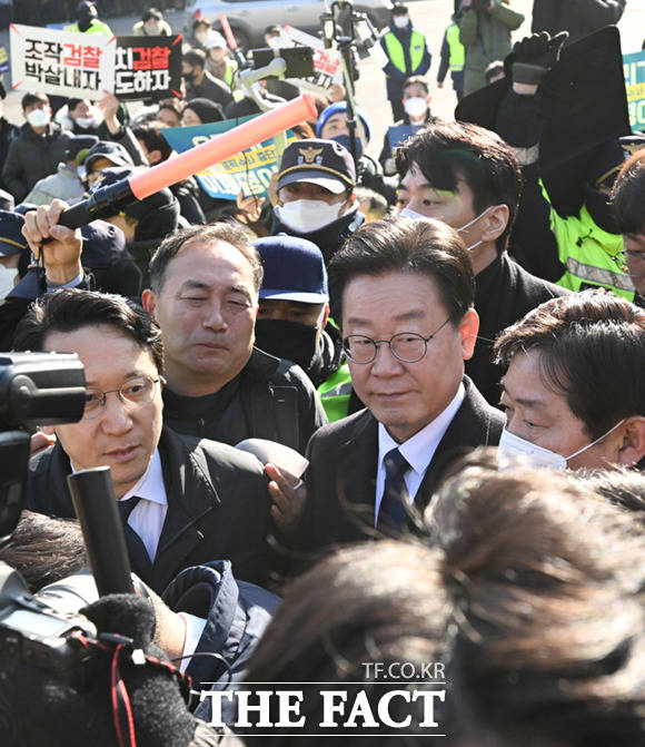 이재명 더불어민주당 대표가 인파에 둘러싸여 수원지검 성남지청에 출석하고 있다. /사진공동취재단