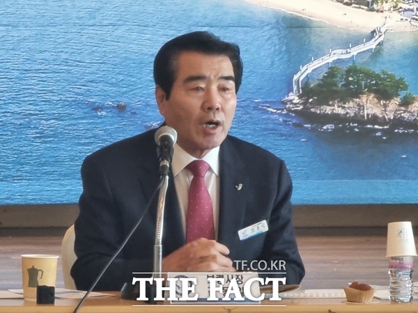 김동일 시장이 보령을 활력이 넘치는 소생의 땅으로 만들겠다는 포부를 밝혔다. 사진은 김 시장이 언론이 간담회에서 발언하고 있다./이병렬 기자