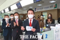  사천에서도 지역사랑상품권 판매 시작…첫 구매자 박동식 시장