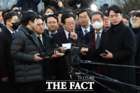  '사랑해' vs '구속해'…이재명 검찰 출석에 갈라진 시민들