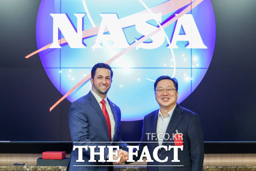 아미르 데이라미(Amr Deylami) NASA Ames 연구센터 부센터장(왼쪽)과 이장우 시장 / 대전시 제공