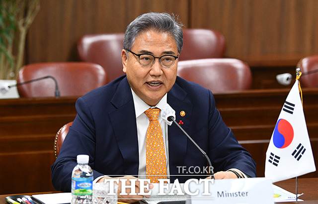 박진 외교부 장관은 11일 중국이 우리나라 국민에 대한 단기비자 발급을 전면 중단한 것에 대해 상당히 유감스럽게 생각한다고 말했다. 박 장관은 또 (윤 대통령은) 우리의 방역정책은 어디까지나 과학적 근거에 의한 자국민의 보호의 문제인 만큼 우리의 입장을 잘 설명할 것을 주문했다고 전했다. /이동률 기자