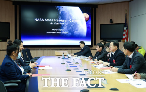 이장우 시장과 시 관계자들이 NASA 에임스 연구센터 관계자들과 대학 및 기업과의 선도적인 협업 체계 및 전문 연구인력 육성 방안에 대해 논의하고 있다. / 대전시 제공