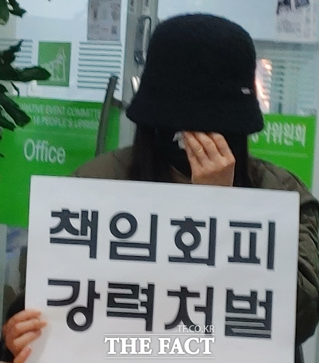 회견에 참여한 유가족이 숨진 자녀에게 뒤늦게 보내는 편지를 읽자 눈물을 훔치는 유가족./광주=박호재 기자