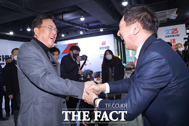 당권 주자 김기현 의원(오른쪽)과 인사하는 정진석 비상대책위원장.