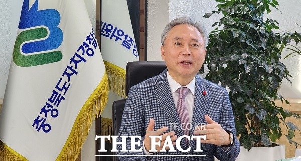 남기헌 충북자치경찰위원장이 11일 <더팩트>와 인터뷰를 하고 있다. /청주=이주현 기자