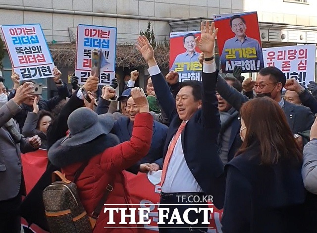 국민의힘 당권주자 김기현 의원이 11일 오후 서울 여의도 중앙당사 앞에서 지지자들과 함께 만세를 외치고 있다. /여의도=신진환 기자