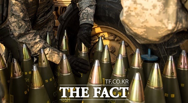 155mm포탄. 미국 국방부가 한국 방산업체들에서 155mm 포탄을 구매하는 논의를 하고 있다고 확인했다. 사진은 미군이 사용중인 155mm 포탄. /미육군