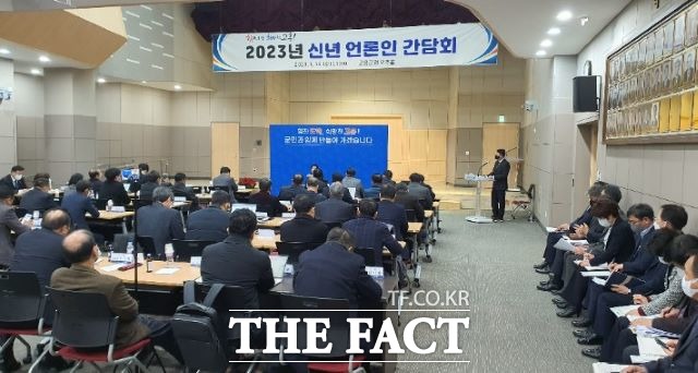 고흥군의 신년 기자간담회에 50여명의 기자들이 참석, 간담회장이 북적였다. /유홍철 기자