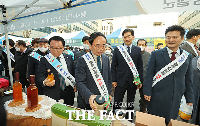 전북 임실군이 서울 강서구‧마포구‧양천구 직거래행사에 참가해 군 농‧특산물을 홍보하고 저렴한 가격으로 판매하고 있다. /사진=임실군 제공