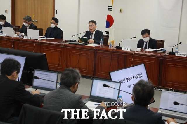 이종욱 조달청장(사진 왼쪽 두번째)이 11일 열린 2023년 상반기 조달부서장 회의에서 발언을 하고 있다. / 조달청 제공