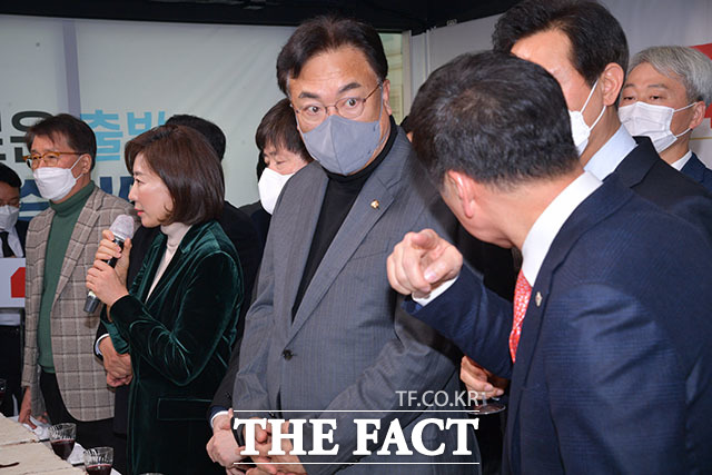 김기현 의원(오른쪽)이 정진석 위원장에게 손짓하고 있다.
