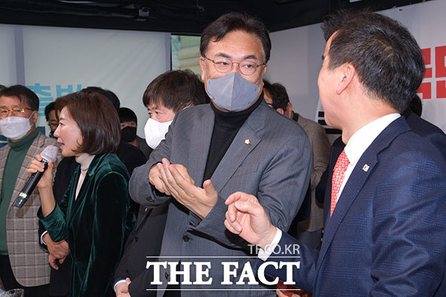 나경원 전 의원이 건배사를 하는 중 정진석 위원장과 김기현 의원이 대화하고 있다.