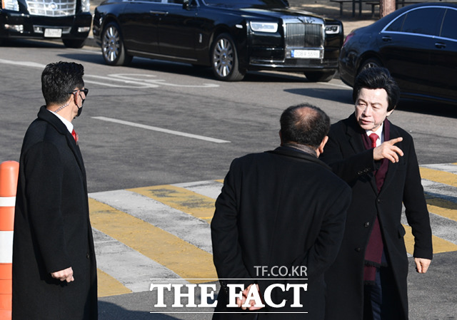 허경영 국가혁명당 총재가 12일 오전 서울 여의도 국회 의원회관을 방문한 뒤 국회를 나서고 있다.