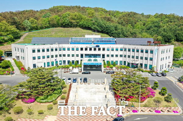 충남 계룡시에 거주하는 만 15세 이상의 시민이 상해 등으로 병원 입원 치료를 받을 시 병가 급여를 받을 수 있다. 사진은 계룡시청 전경/계룡시청