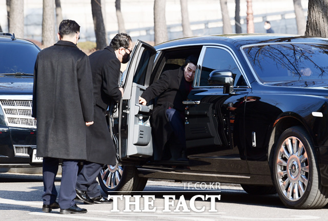 허경영 국가혁명당 총재가 12일 서울 여의도 국회 의원회관을 방문한 뒤 관계자들의 안내를 받으며 차량에 탑승하고 있다. /국회=이새롬 기자