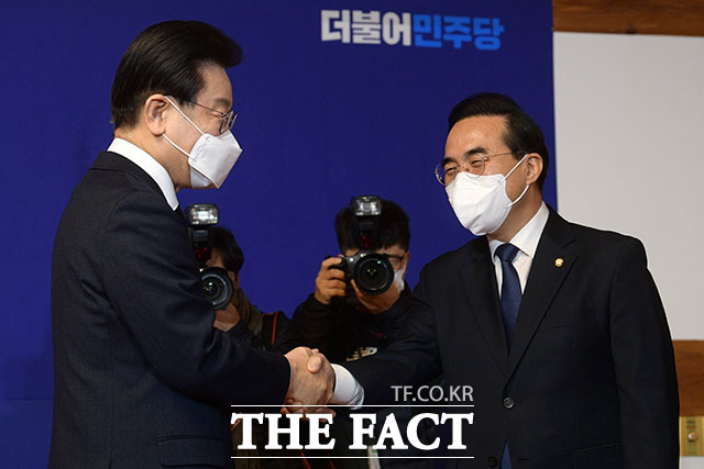 기자회견을 마친 이 대표가 박홍근 원내대표와 악수하고 있다.