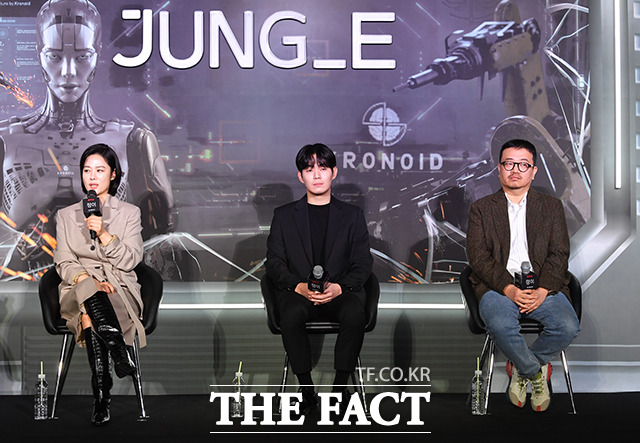 배우 김현주(왼쪽에서 첫 번째)가 12일 오전 서울 광진구 롯데시네마 건대입구에서 열린 넷플릭스 영화 정이 제작보고회에 참석해 작품 소개를 하고 있다. /박헌우 기자