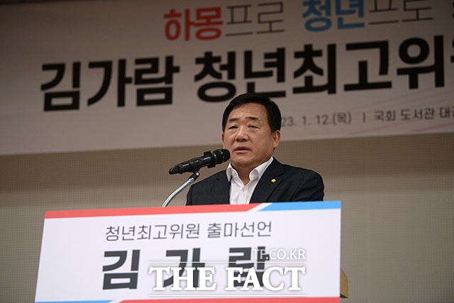 박성민 국민의힘 의원이 출마선언에 앞서 참석해 축사를 하고 있다.