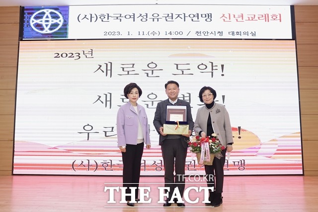 권오중 천안시의원이 지난 11일 사단법인 한국여성유권자연맹이 주최한 신년교례회서 최고의원상을 수상했다. / 한국여성유권자연맹 제공