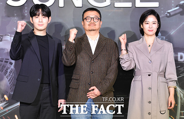 연상호 감독(가운데)과 배우 류경수, 김현주(오른쪽)가 12일 오전 서울 광진구 롯데시네마 건대입구에서 열린 넷플릭스 영화 정이 제작보고회에 참석해 포즈를 취하고 있다. /박헌우 기자