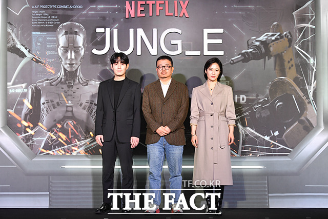 연상호 감독(가운데)과 배우 류경수, 김현주(오른쪽)가 12일 오전 서울 광진구 롯데시네마 건대입구에서 열린 넷플릭스 영화 정이 제작보고회에 참석해 포즈를 취하고 있다. /박헌우 기자