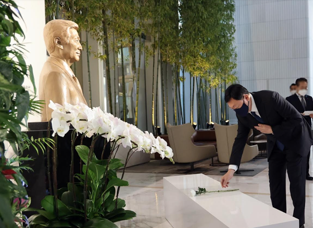 신동빈 롯데그룹 회장이 12일 오전 서울 잠실 롯데월드타워 1층에서 신격호 롯데 창업주 흉상에 헌화하고 있다. 신동빈 회장은 이날 오후 상반기 VCM에 참석해 사장단과 그룹의 중장기 전략을 논의한다. /롯데그룹 제공