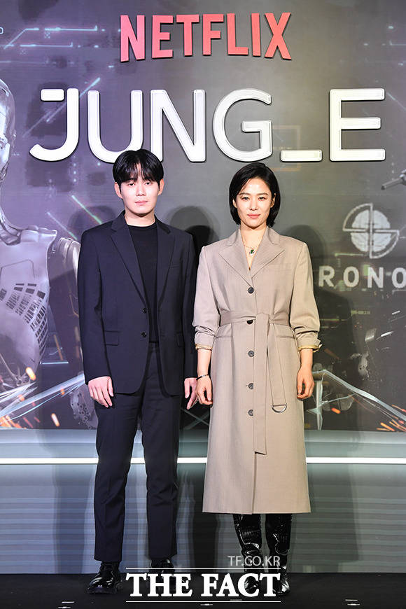 배우 류경수와 김현주(오른쪽)가 12일 오전 서울 광진구 롯데시네마 건대입구에서 열린 넷플릭스 영화 정이 제작보고회에 참석해 포즈를 취하고 있다. /박헌우 기자