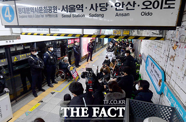 서울중앙지방법원이 서울교통공사(공사)와 전국장애인차별철폐연대(전장연)의 지하철 시위 민사소송 조정 내용을 수정했다. /이선화 기자