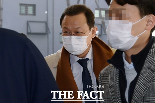 불법 리베이트 제공 혐의를 받고 있는 어진 전 안국약품 부회장이 12일 오후 서울 마포구 서울서부지방법원에서 열리는 공판에 출석하고 있다. /이선화 기자