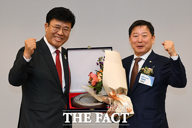 감사패 전달 후 기념촬영 하는 김재성 한국광업협회 회장(왼쪽)과 이철규 의원.