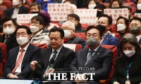  尹 정부 강제징용 해법 토론회, 참석자들은 '피켓 시위' [TF사진관]