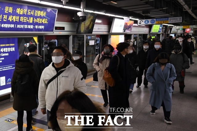 오는 2월부터 지하철 1~8호선의 환승 안내방송 음악이 새로운 곡으로 바뀐다. 서울교통공사 노동조합이 파업에 돌입한 30일 오전 서울역 지하철 1호선 승강장이 출근길 시민들로 붐비고 있다. /남용희 기자