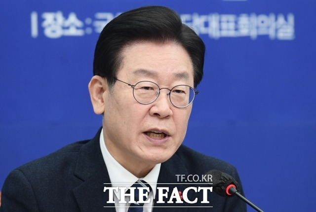 이재명 더불어민주당 대표는 13일 정부의 일본 강제징용 배상 해법, 윤석열 대통령의 핵무장 검토 발언 등을 강하게 비판했다. 지난 9일 당 한반도평화경제특별위원회 출범식에 참석해 축사하는 이 대표. /이새롬 기자