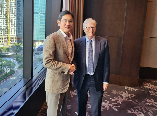 빌 게이츠 마이크로소프트 창업자(오른쪽)가 평소 이재용 삼성전자 회장이 선물한 스마트폰 갤럭시Z폴드4를 사용한다고 밝혔다. 사진은 지난해 8월 16일 방한해 이 회장을 만난 빌 게이츠의 모습. /삼성전자 제공