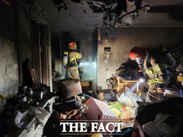 14일 오전 10시 57분쯤 경북 칠곡군 석적읍의 한 16층 아파트 6층에서 원인을 알 수 없는 불이 나 소방대원들이 진화 중이다. /경북소방본부 제공