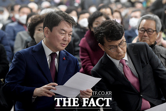 국민의힘 당권주자인 안철수 의원(왼쪽)과 윤상현 의원이 14일 오후 서울 광진구 광진구청에서 열린 2023 당원교육 & 신년회에 참석해 대화를 나누고 있다. /이선화 기자
