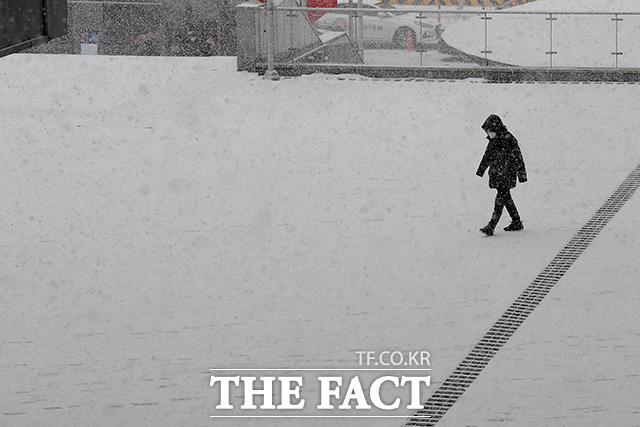 기상청에 따르면 오늘(15일) 전국에 눈이나 비가 내리고 강원 영동에는 폭설이 내리겠다. /이선화 기자