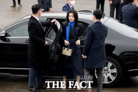  공항 도착한 김건희, 돋보이는 파란 스카프 [포토]