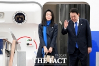  '파란색'으로 맞춘 尹대통령 내외…'경제' 방점 둔 새해 첫 순방 [TF포착]