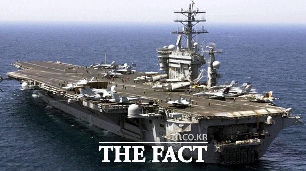 미해군 7함대 소속 핵추진 항공모함 니미츠함이 기동하고 있다. 남중국해에서 항모타격전단을 이뤄 훈련을 하고 있다고 미7함대가 밝혔다./미7함대