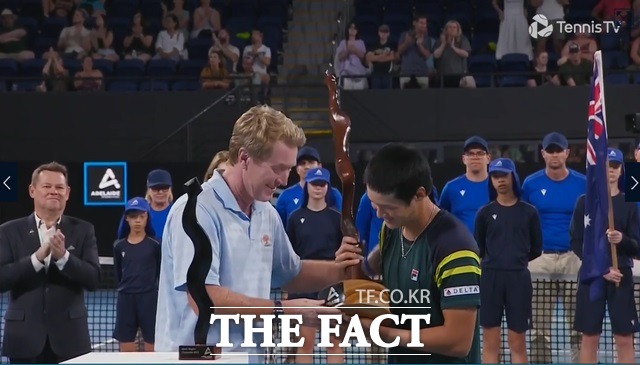 한국선수로는 처음 ATP 투어 2회 우승을 달성한 권순우(오른쪽)가 트로피를 받고 있다./ATP 홈페이지
