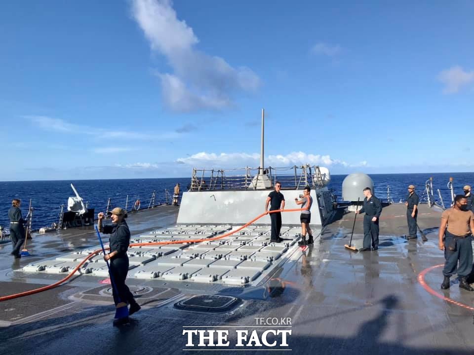 웨인 메이어 이지스함의 수직발사대를 승조원들이 청소하고 있다./웨인 메이함 페이스북