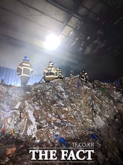 경산시 진량읍 다문리의 한 폐기물 처리공장에서 원인을 알 수 없는 불이 나 소방당국인 진화중이다/경북소방본부 제공