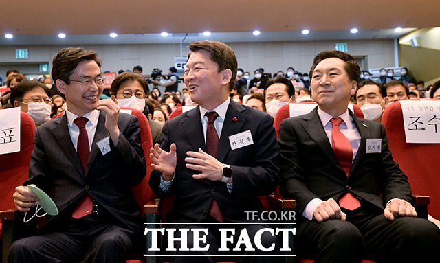 국민의힘 당권주자인 조경태 의원과 안철수 의원, 김기현 의원(왼쪽부터)이 15일 오후 서울 양천구 해누리타운 해누리홀에서 열린 1.15 서울 양천갑 당원대회에서 대화를 나누며 자리해 있다. /이선화 기자