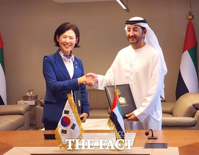이인실 특허청장(왼쪽)이 압둘라 아흐메드 알 살레(Abdulla Ahmed Al Saleh) 아랍에미리트연합 경제부 차관(오른쪽)과 양해각서 체결 후 악수를 하고 있다. / 특허청 제공